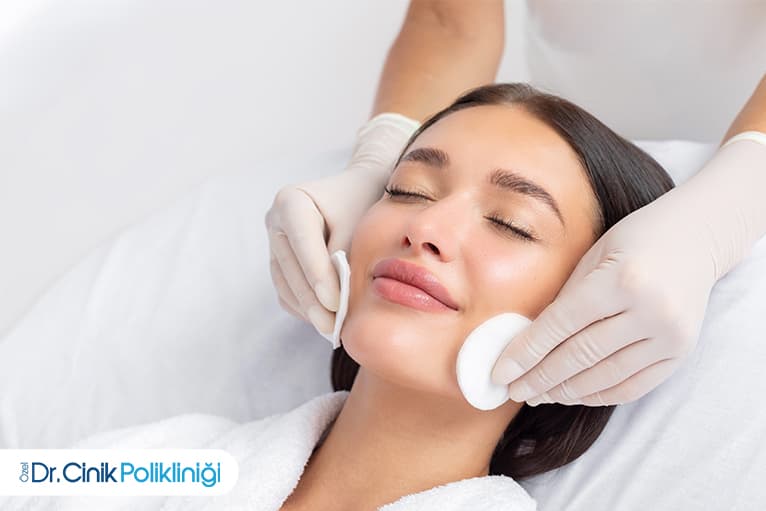 HydraFacial mı Medikal Cilt Bakımı mı: Hangisi Cilt Hedeflerinize Uyar?